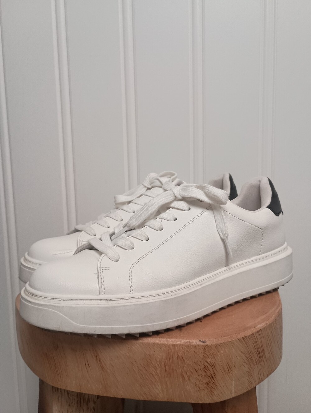 Steve Madden- White Low-Top Leather Sneakers w/ Heel Accent- Size 10 1/2-11